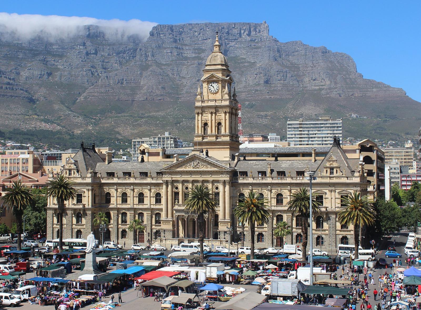 Cape Town City Hall with Table Mountain behind it